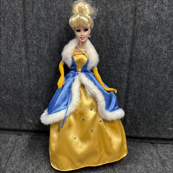 Disney Porcelain Cinderella 2007 Elegant Blue and Gold Doll with Fur Trim - Picture 9 of 9